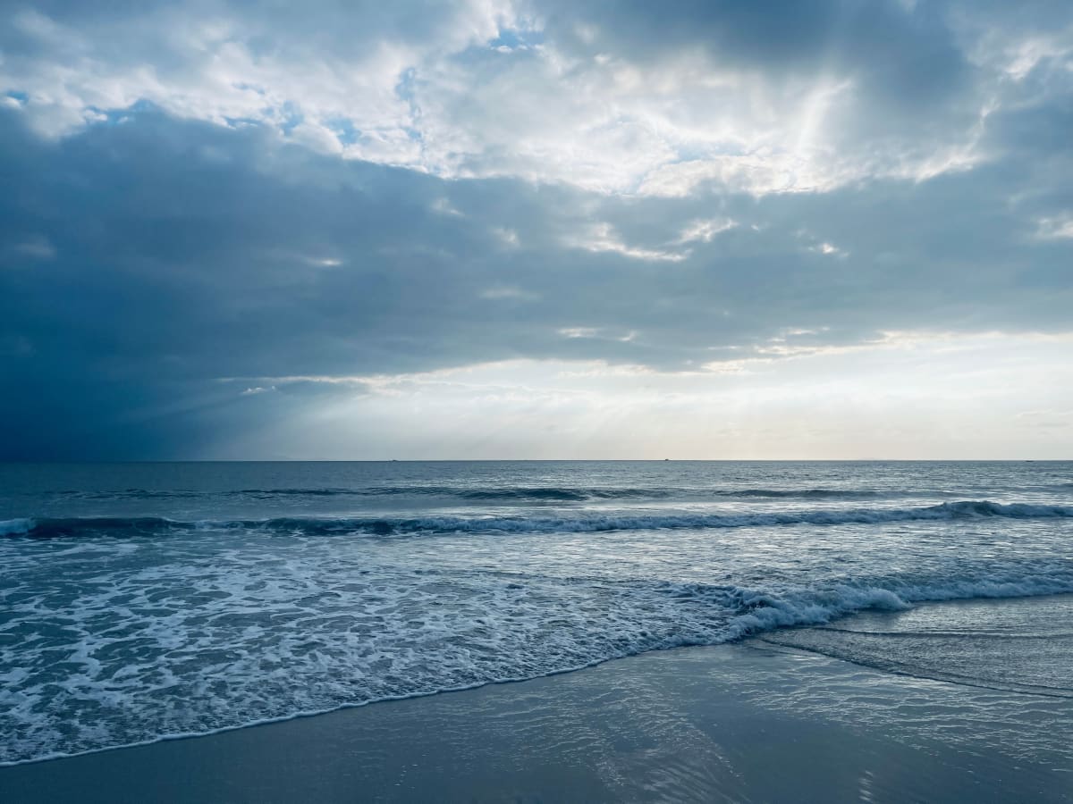 Petites vagues douces sur la plage de Punta de Mita sous les nuages du matin