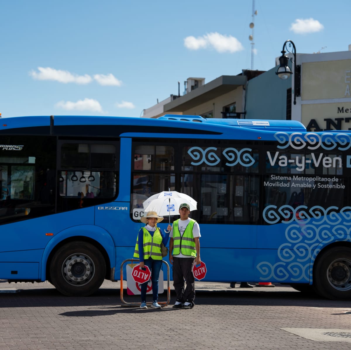 Bus bleu Va y Ven à Mérida avec deux agents de circulation devant, le moyen le moins cher de se déplacer