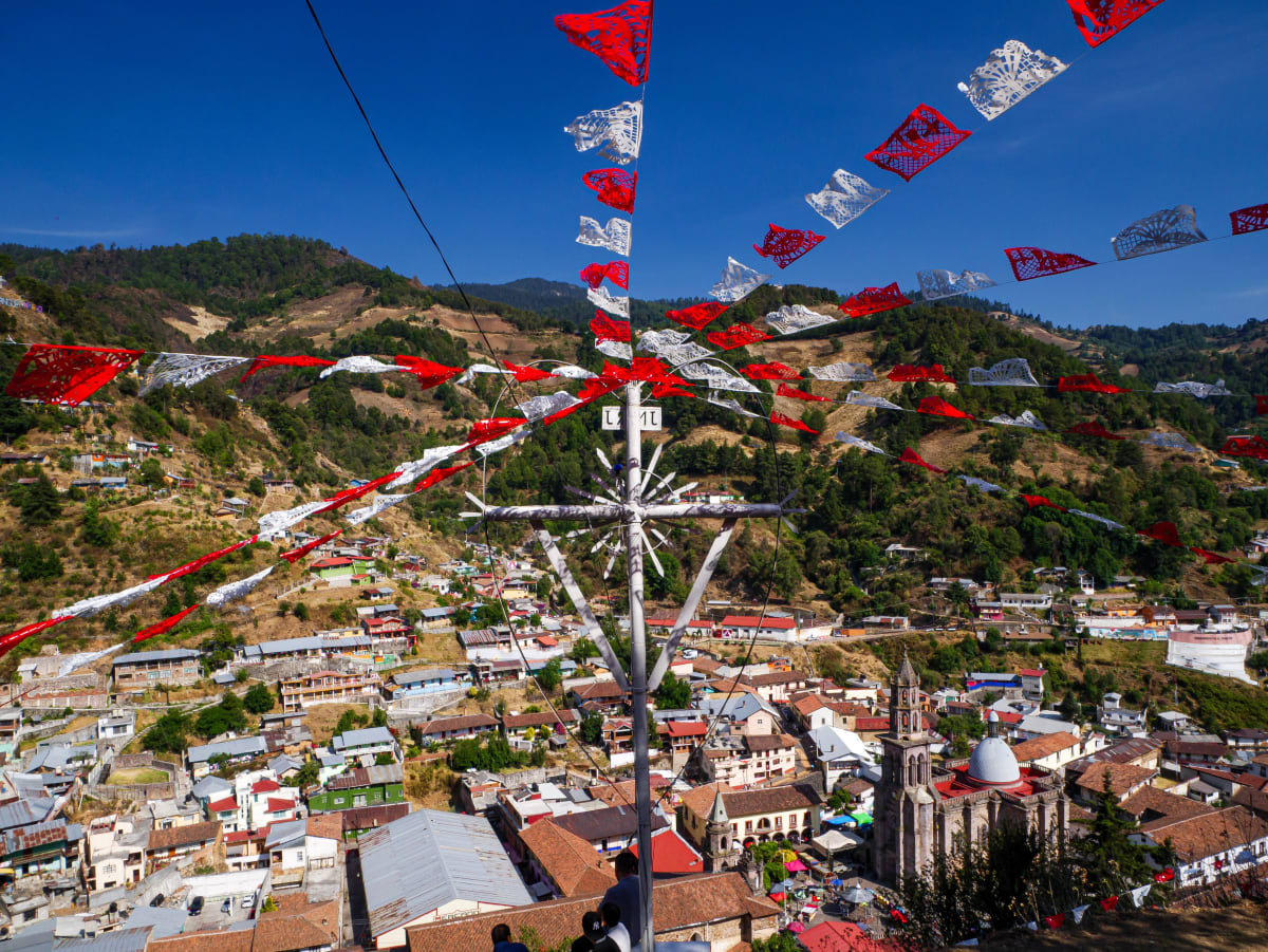 Papel picado au-dessus d’Angangueo, ville minière des montagnes du Michoacán près de Tlalpujahua