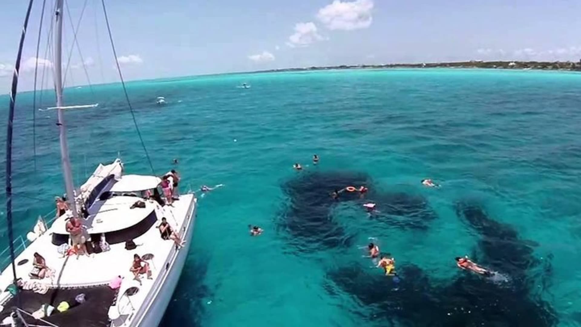 Top Sailing to Isla Mujeres with lunch and open bar from Cancun