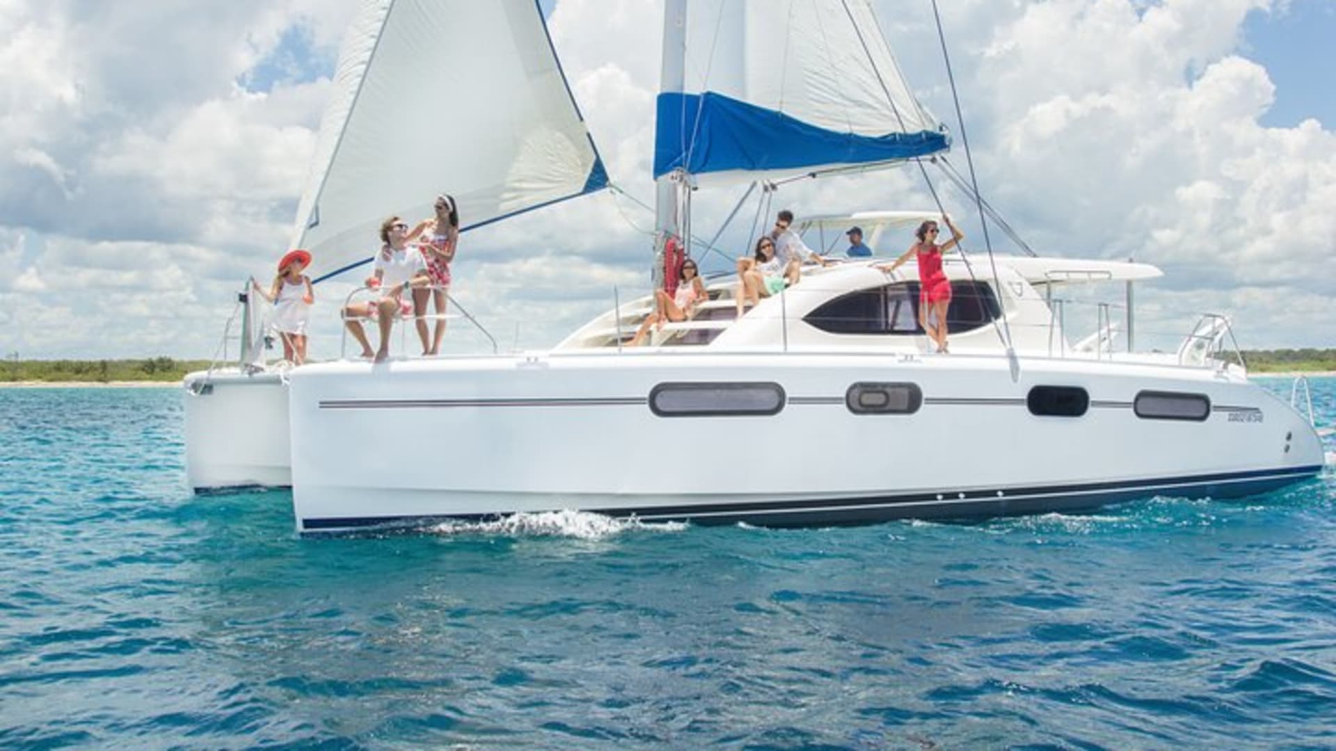 Half-Day Luxury Sailing Experience in Tulum with Open Bar