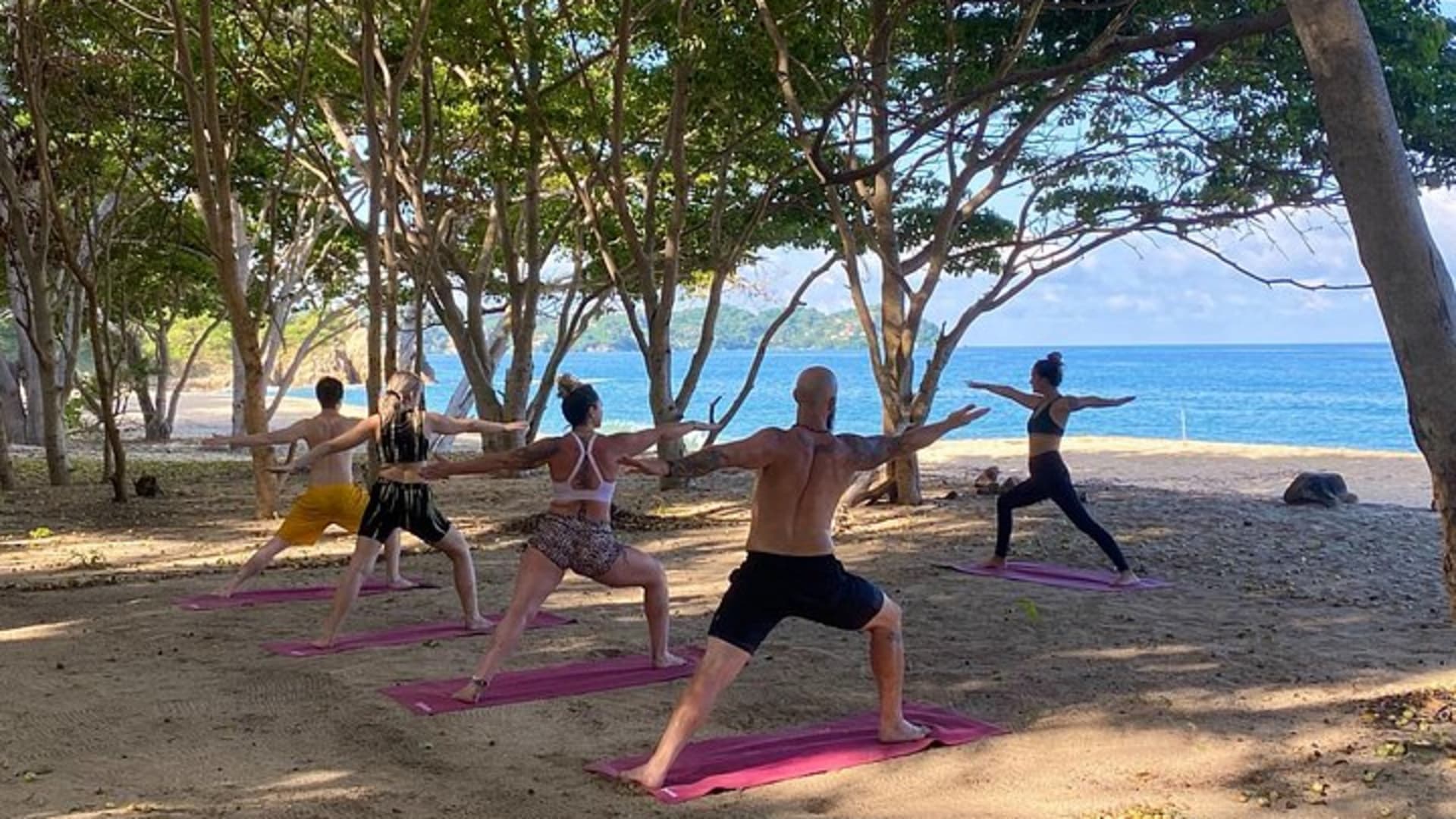 Experiencia de senderismo y yoga en la selva en México