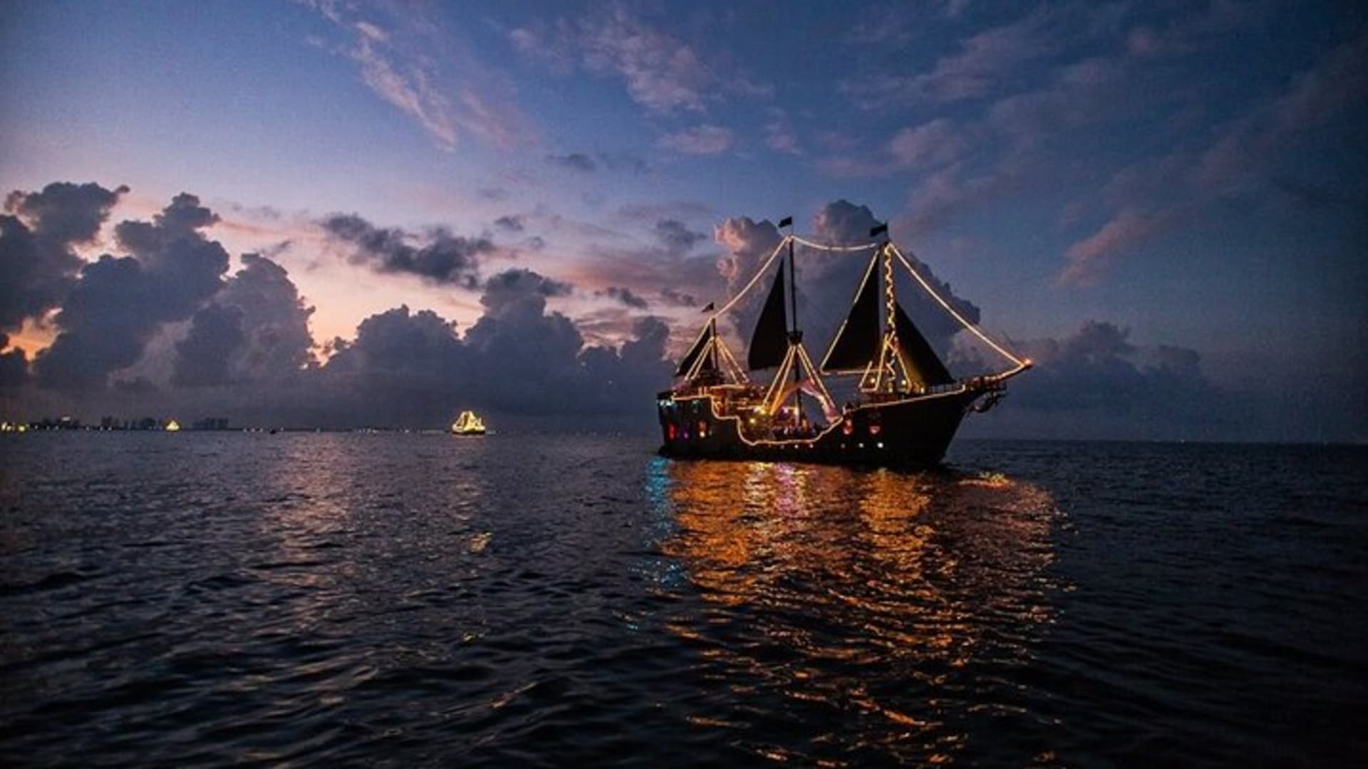 Cancun Lagoon Sunset Sailing Trip aboard classic Galeón with Dinner and Free bar