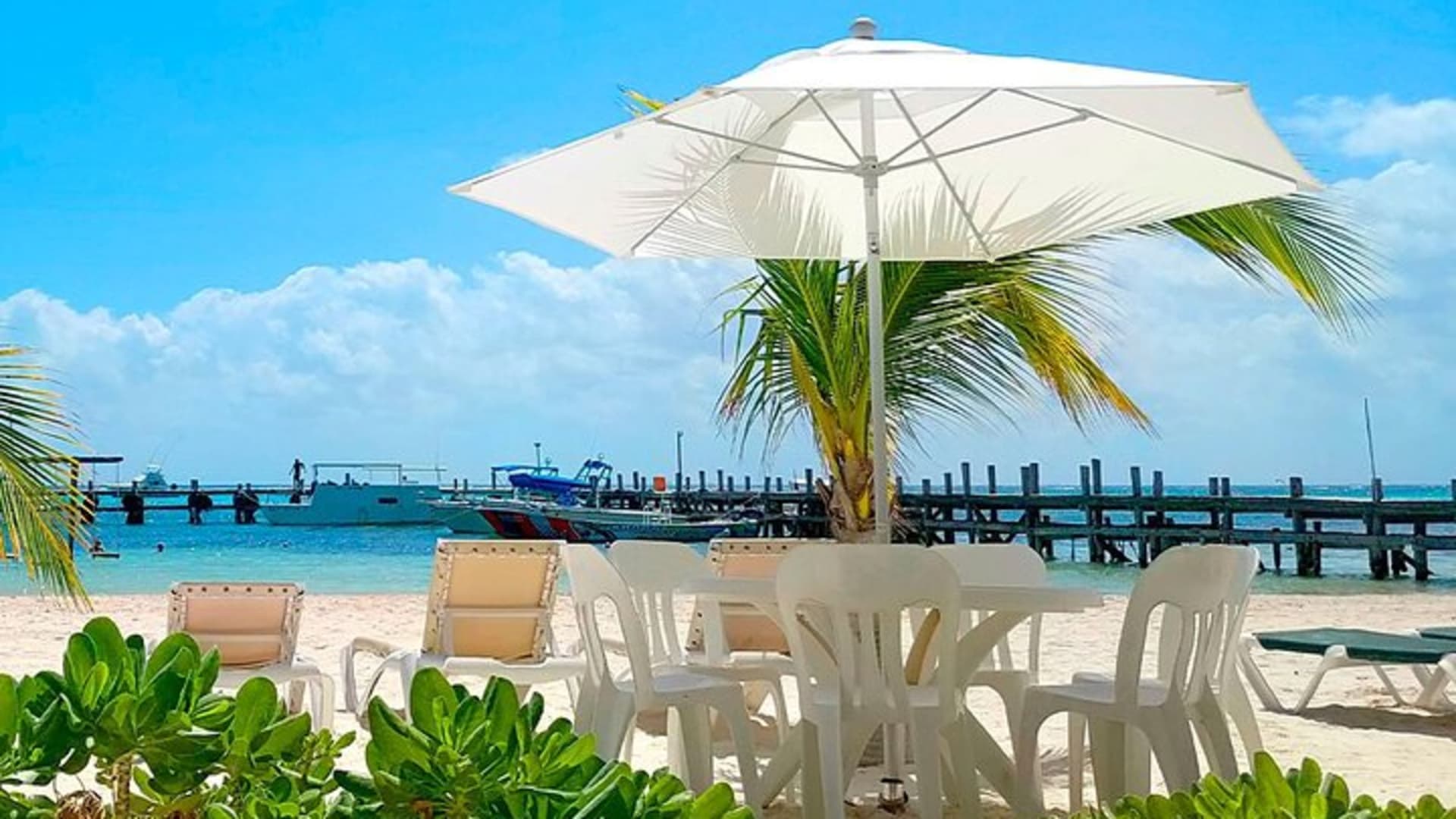 Full day tour in a Beach Club with Brunch in the Riviera Maya