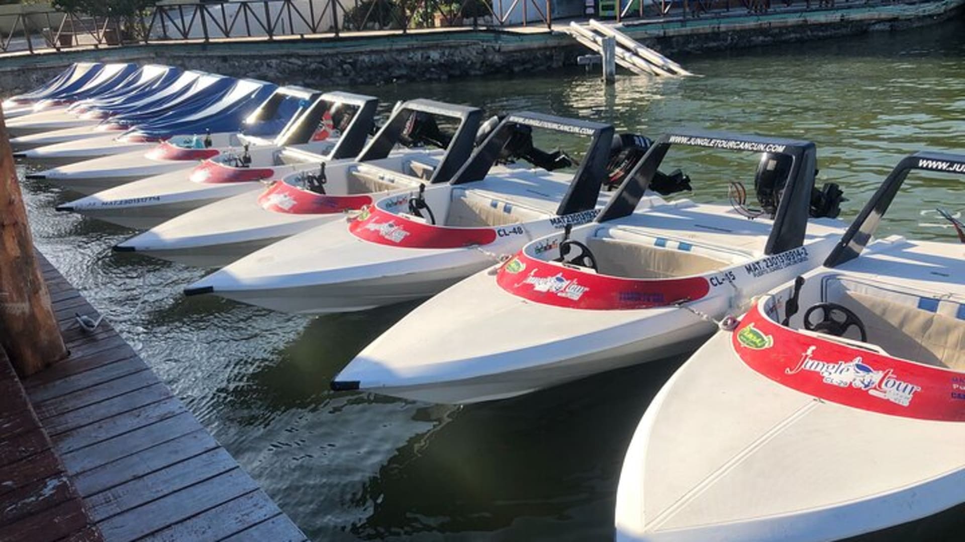 Live this extreme experience, Speedboat tour & snorkel included.
