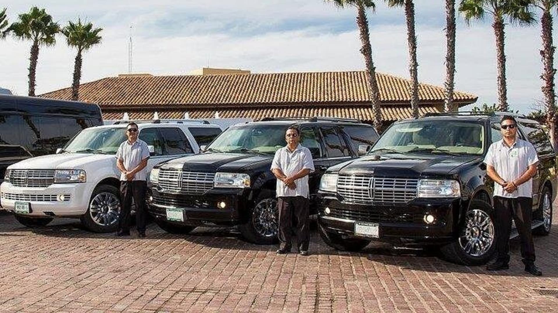 Traslado privado ida y vuelta del aeropuerto de Puerto Vallarta al hotel en vehículo de lujo
