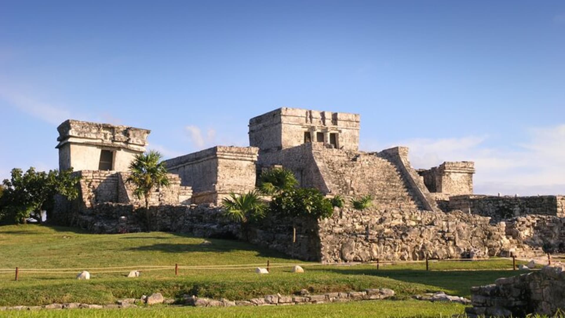 Visit to Tulúm, COBA and a Cenote, with lunch included.