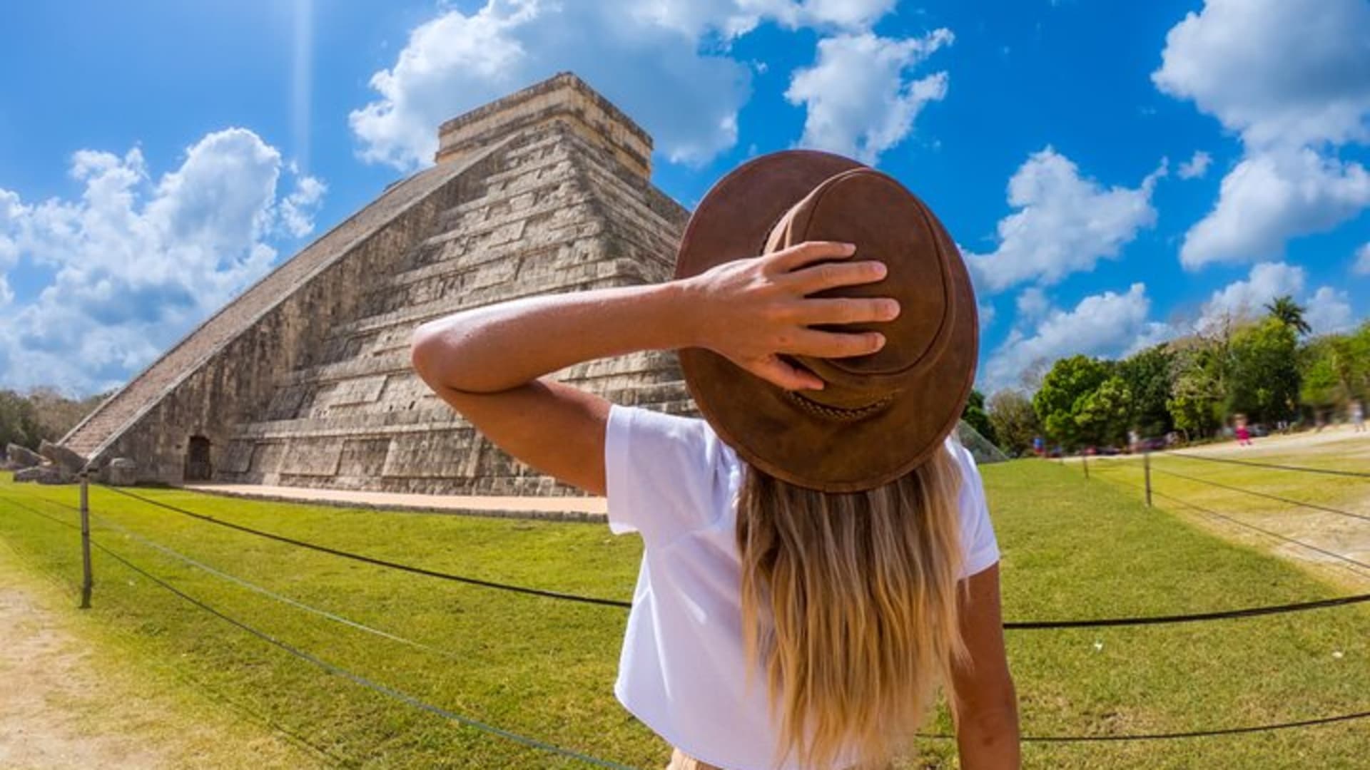 Enigmatic mayan adventure in Chichen Itza, Cenote and Valladolid