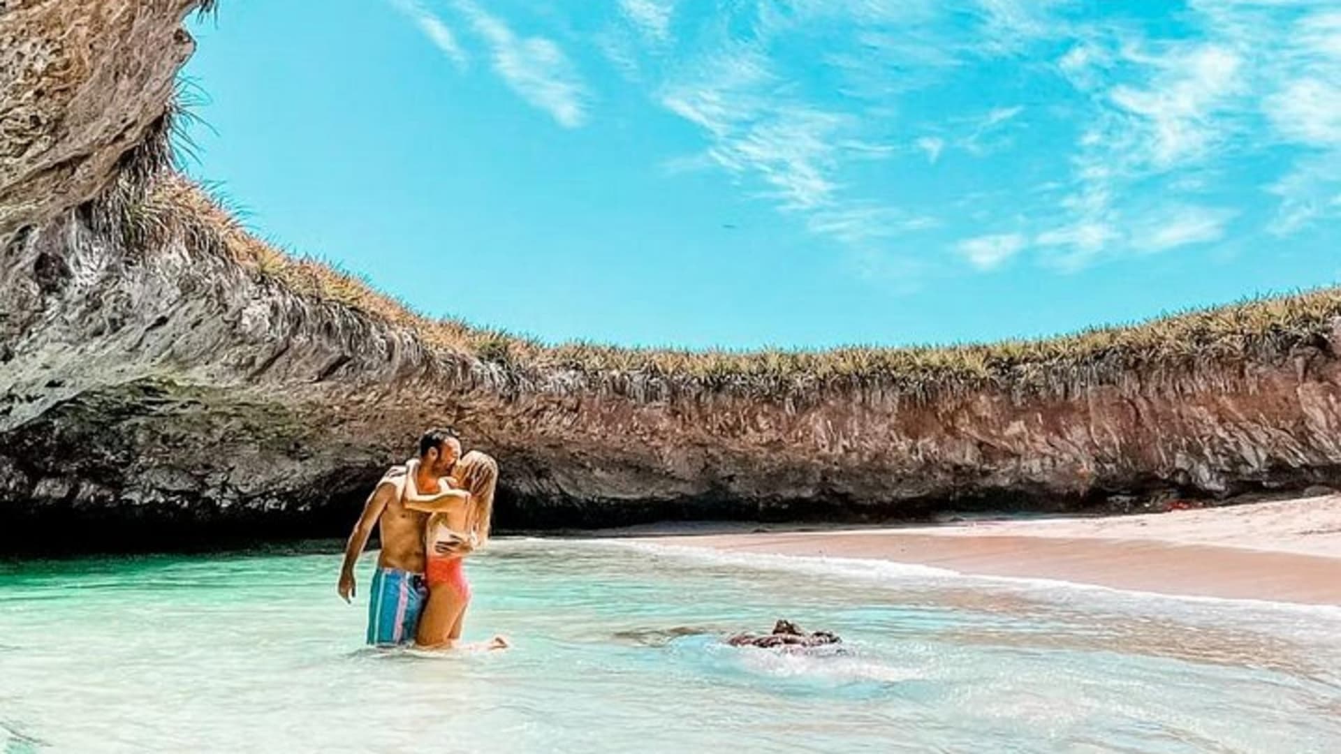 Conoce la famosa Playa Escondida en lancha rápida con snorkel