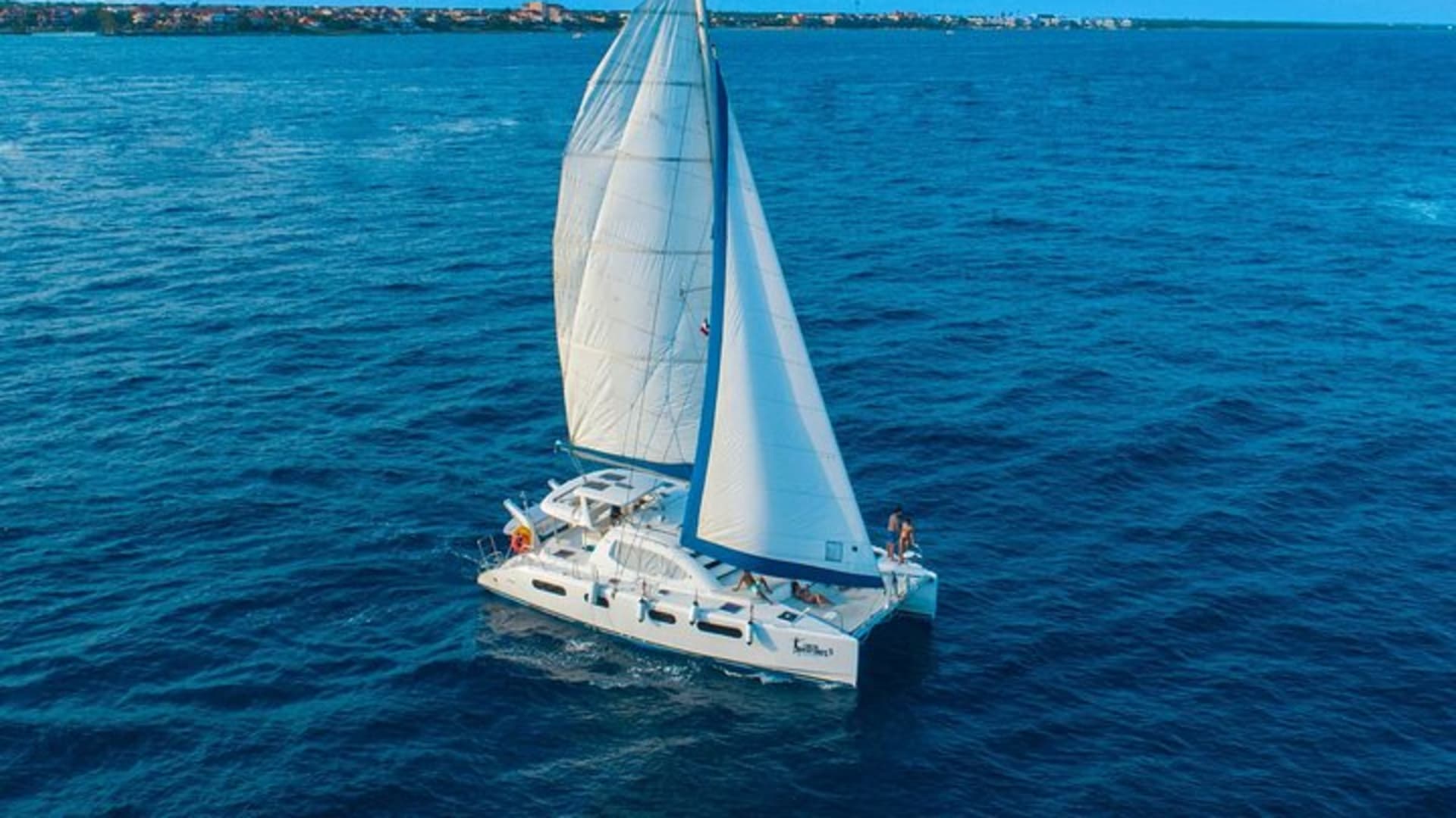 Half-Day Luxury Sailing in Puerto Morelos with Open Bar