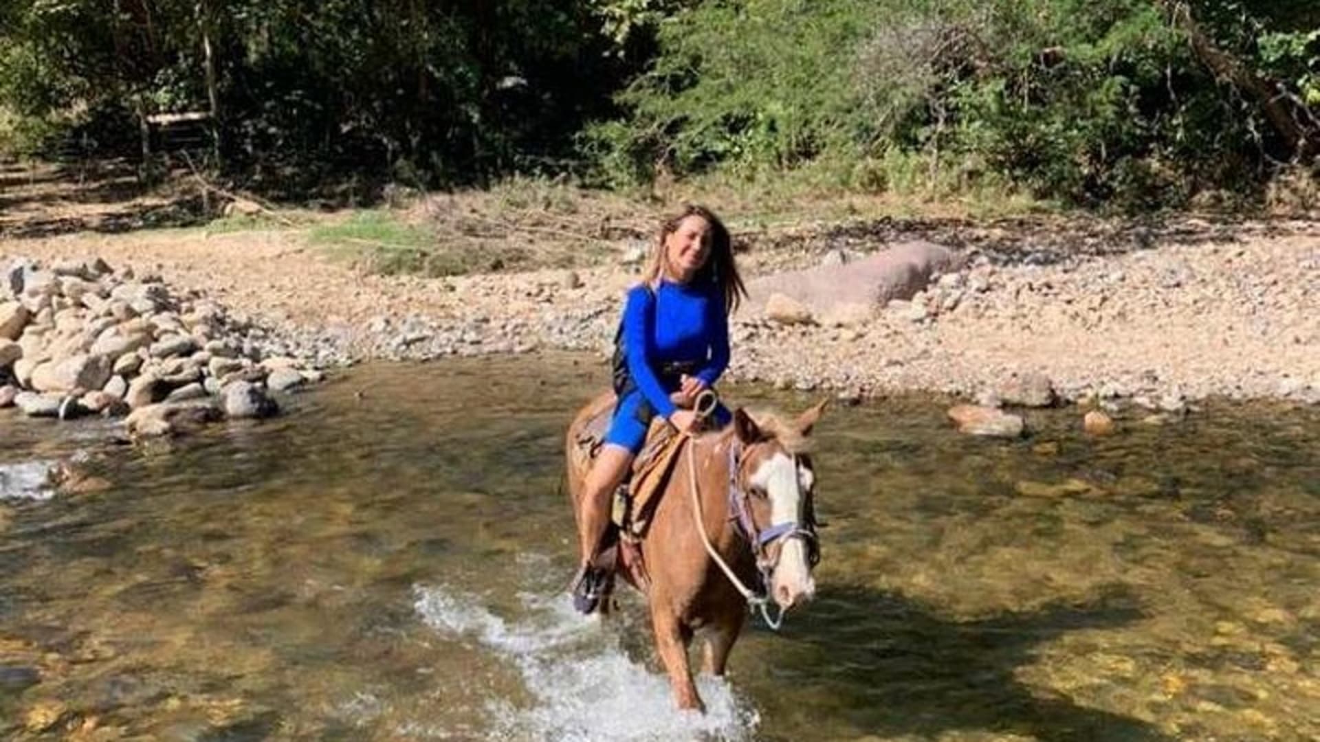 Balade à cheval pour visiter la cascade