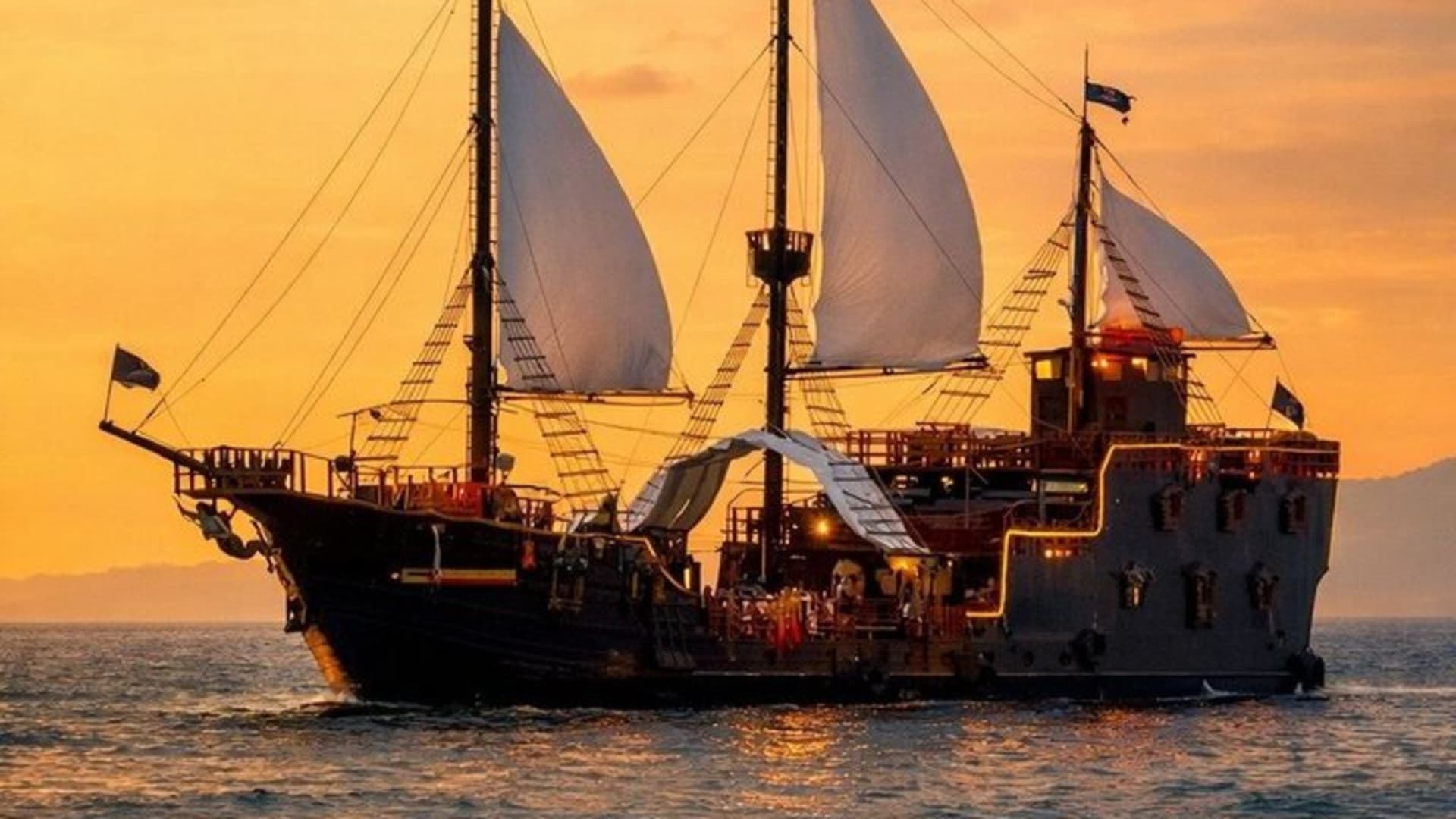 Pirate Marigalante Boat Show in Puerto Vallarta with Dinner