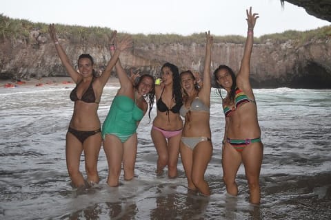 Tour en catamarán a las Islas Marietas con snorkel, barra libre y kayaks — photo 1