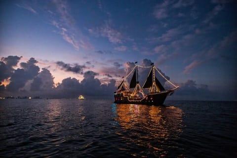 Cancun Lagoon Sunset Sailing Trip aboard classic Galeón with Dinner and Free bar — photo 1