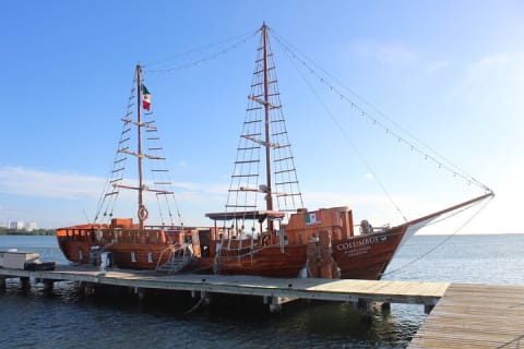 Cancun Lagoon Sunset Sailing Trip aboard classic Galeón with Dinner and Free bar — photo 12