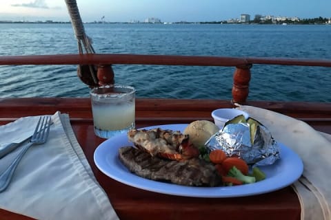 Cancun Lagoon Sunset Sailing Trip aboard classic Galeón with Dinner and Free bar — photo 6