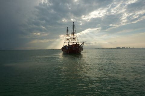 Cancun Lagoon Sunset Sailing Trip aboard classic Galeón with Dinner and Free bar — photo 7
