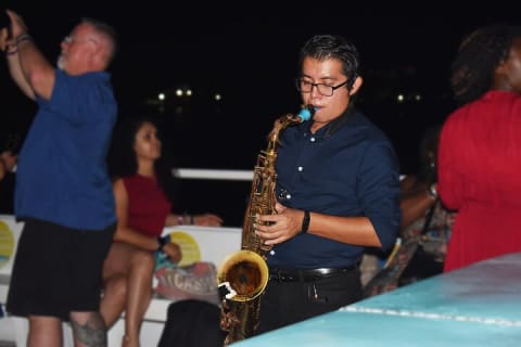 Feel the love on a romantic dinner at Cancun sea, with live music and open bar. — photo 12