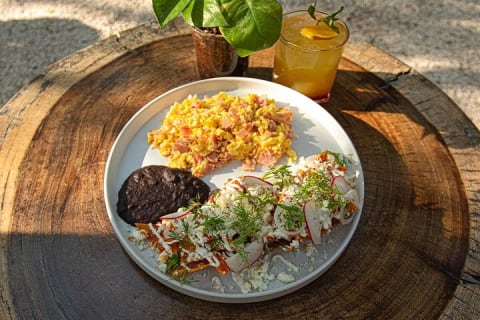Floating breakfast in The Yellow Nest (near Dos Ojos cenote) — photo 11