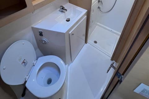 Expérience de 4 heures en catamaran privé Lagoon de 42 pieds — photo 9