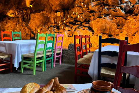 Pyramides de Teotihuacán et restaurant dans une grotte naturelle — photo 2