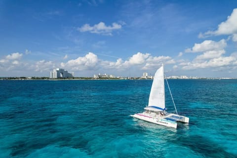 Isla Mujeres Catamaran, Open Bar and Beach Club Tour — photo 2