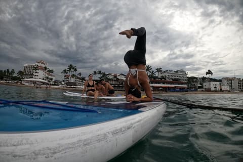 Clase de yoga SUP los jueves por la mañana en el mar en Puerto Vallarta — photo 10