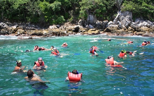 Walk And Snorkel In The National Park HT