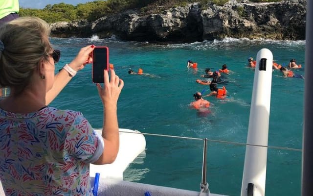Enjoy an amazing day in Isla Mujeres with snorkeling food, drinks photo 9