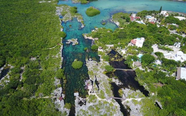 Tour privado VIP de cenotes photo 2