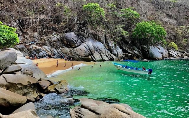 Aventure privée de randonnée et snorkeling à la plage de Colomitos photo 2
