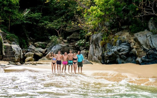 Aventure privée de randonnée et snorkeling à la plage de Colomitos photo 3