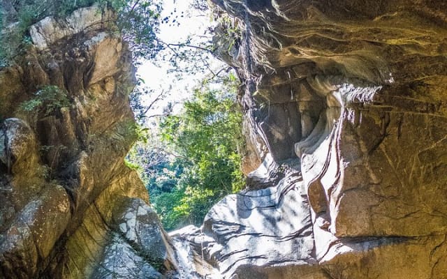 Aventure de randonnée : sentiers de rivière et merveilles de cascades photo 3