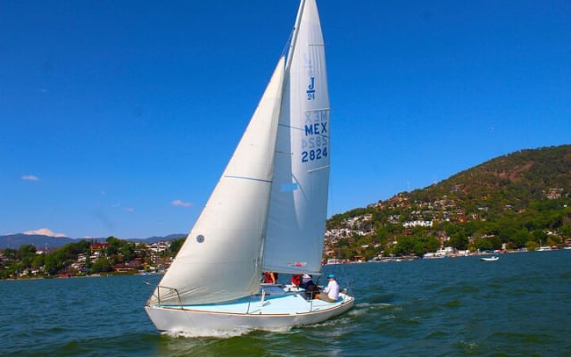 Tour privado en velero en Valle de Bravo photo 5