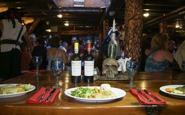 Show en vivo y cena Noche Pirata. photo 9