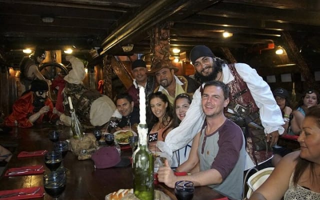 Show en vivo y cena Noche Pirata. photo 10