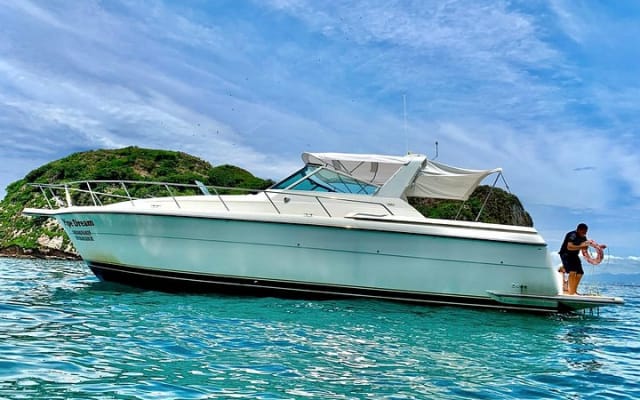 Private Yacht, Sightseeing, Snorkeling and Private beaches photo 14