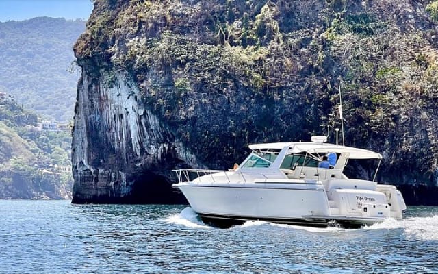 Private Yacht, Sightseeing, Snorkeling and Private beaches photo 15