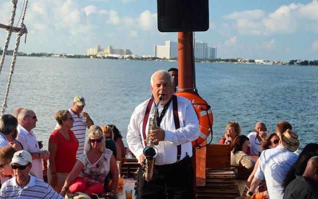 Live a Romantic Night Cruise Dinner at COLUMBUS (open bar included) photo 3