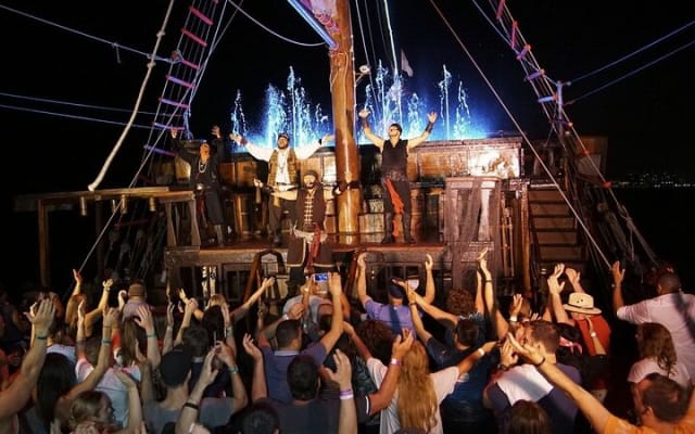 Bateau pirate premium de nuit photo 9