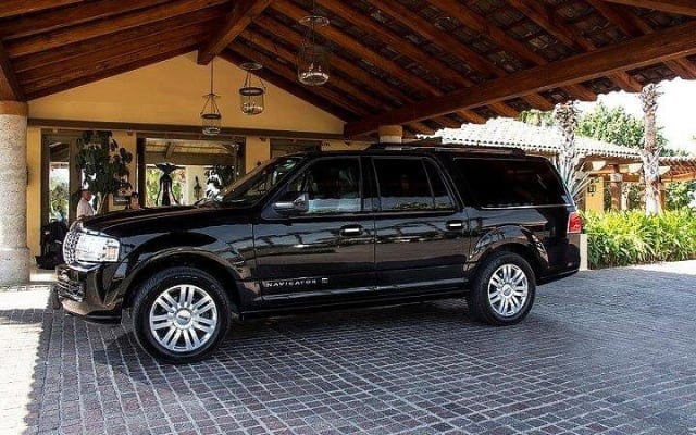 Traslado privado ida y vuelta del aeropuerto de Puerto Vallarta al hotel en vehículo de lujo photo 5