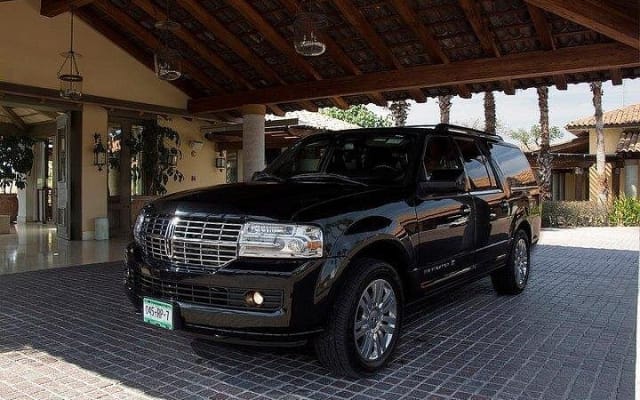 Traslado privado ida y vuelta del aeropuerto de Puerto Vallarta al hotel en vehículo de lujo photo 2