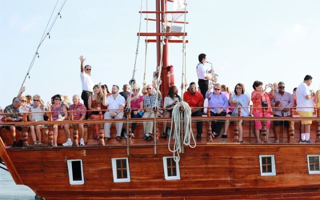 Enjoy The Spanish Galeon with a Romantic Night Dinner in Cancun photo 9