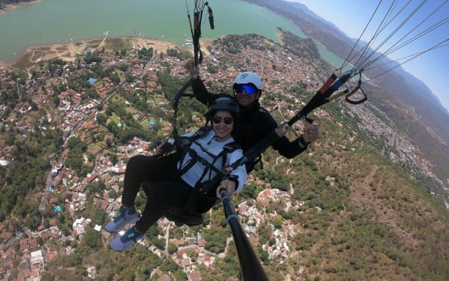 Vuelo privado en parapente en Valle de Bravo con instructor photo 7