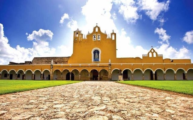 Chichén Itzá archaeological site, cenote and Izamal photo 6