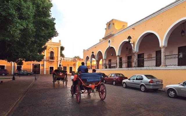 Chichén Itzá archaeological site, cenote and Izamal photo 8