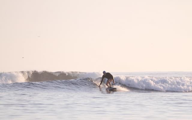 ¡Surfea el mejor spot de la zona! Con instructor certificado. photo 4