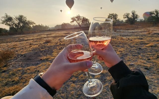 Balloon flight + Transportation + Breakfast in Cave or buffet + Pyramids