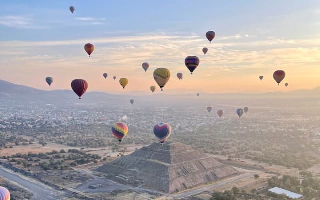 Balloon flight + Grotto breakfast + Pyramids tour from Mexico City