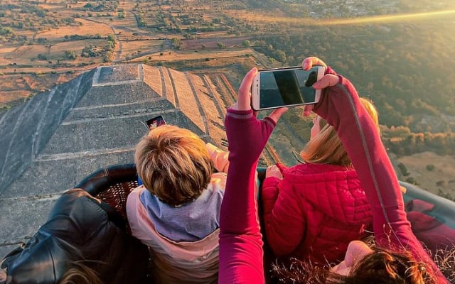 balloon flight with buffet breakfast & transportation